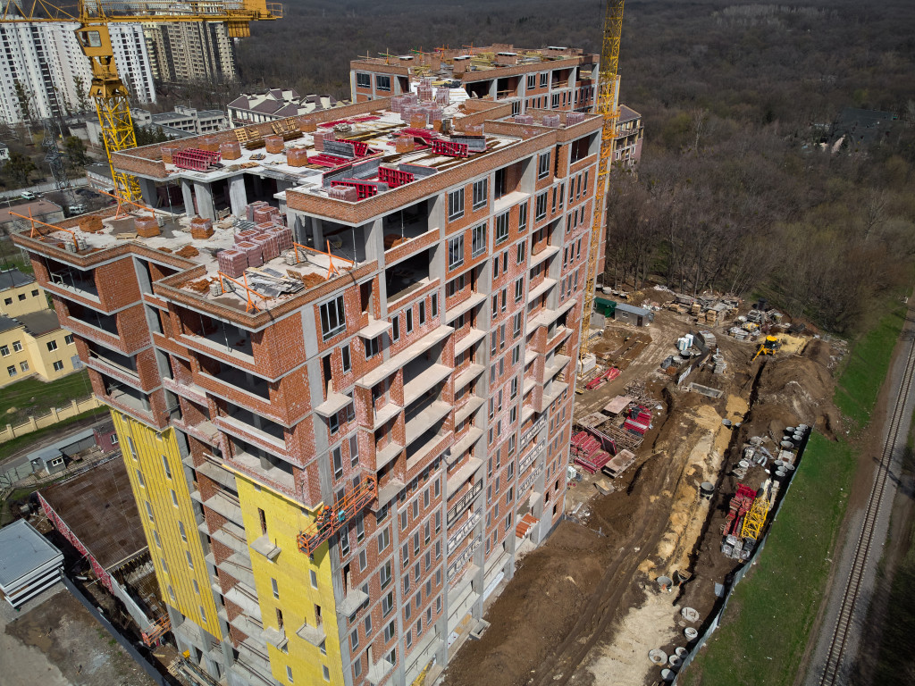 Aerial view of a building under construction.
